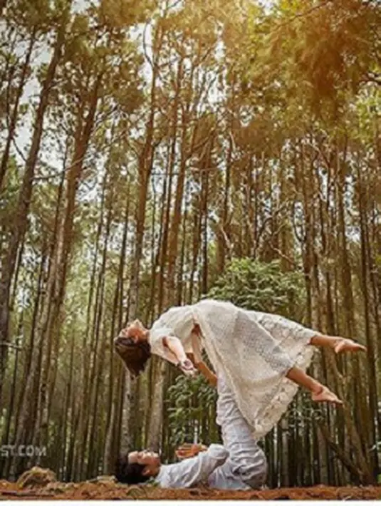 Terlihat dari akun Instagram milik Ratu Anandita, ia kini sedang gemar melakukan salah satu olahraga yoga, dan diterapkan dalam foto pre-wed mereka. (Via Instagram/@anandita_dita)