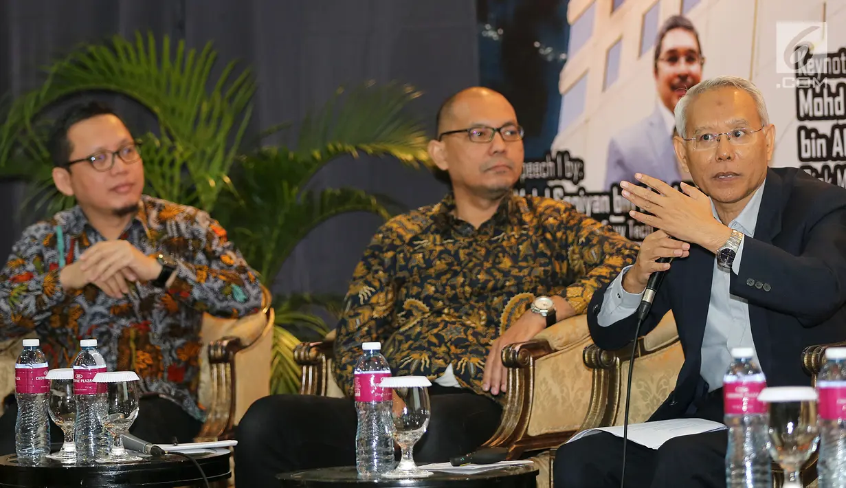 Risk Management PT Envy Technologies Indonesia, Mohd Nadzarudin bin Abd Hamid memberikan paparan pada seminar bertajuk Membangun Ekosistem Teknologi Digital dengan Infrastruktur Pembayaran Global Syariah di Indonesia, Jakarta, Rabu (8/8). (Liputan6.com)