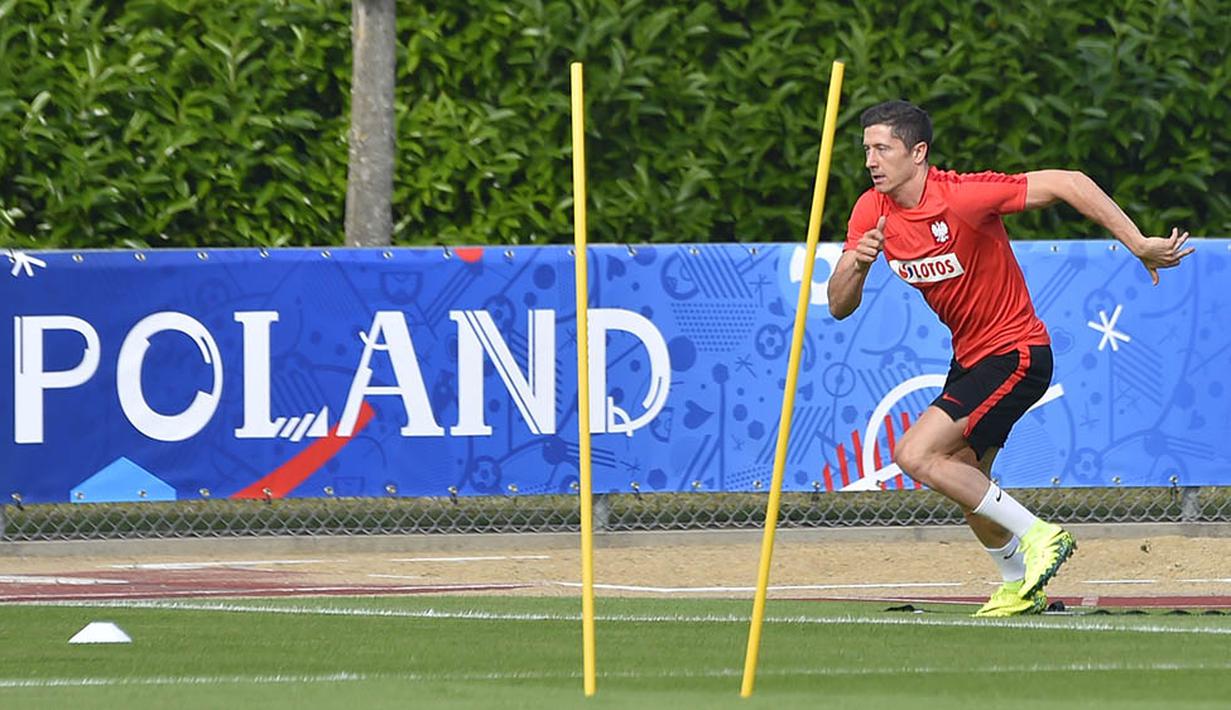Striker Polandia, Robert Lewandowski, tampak berlari saat latihan jelang Piala Eropa 2016 di La Baule, Prancis, Kamis (9/6/2016). (AFP/Loic Venance)