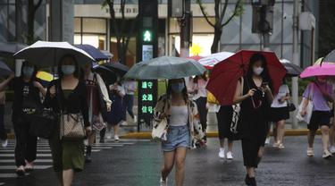 Suasana di persimpangan Shanghai, China, Selasa, 14 September 2021 saat Topan Chanthu bergerak ke pantai daratan setelah membawa hujan lebat dan angin ke Taiwan (AP Photo)
