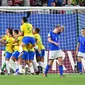 Pemain Brasil merayakan gol penalti Marta ke gawang Italia. (AFP/Denis Charlet)