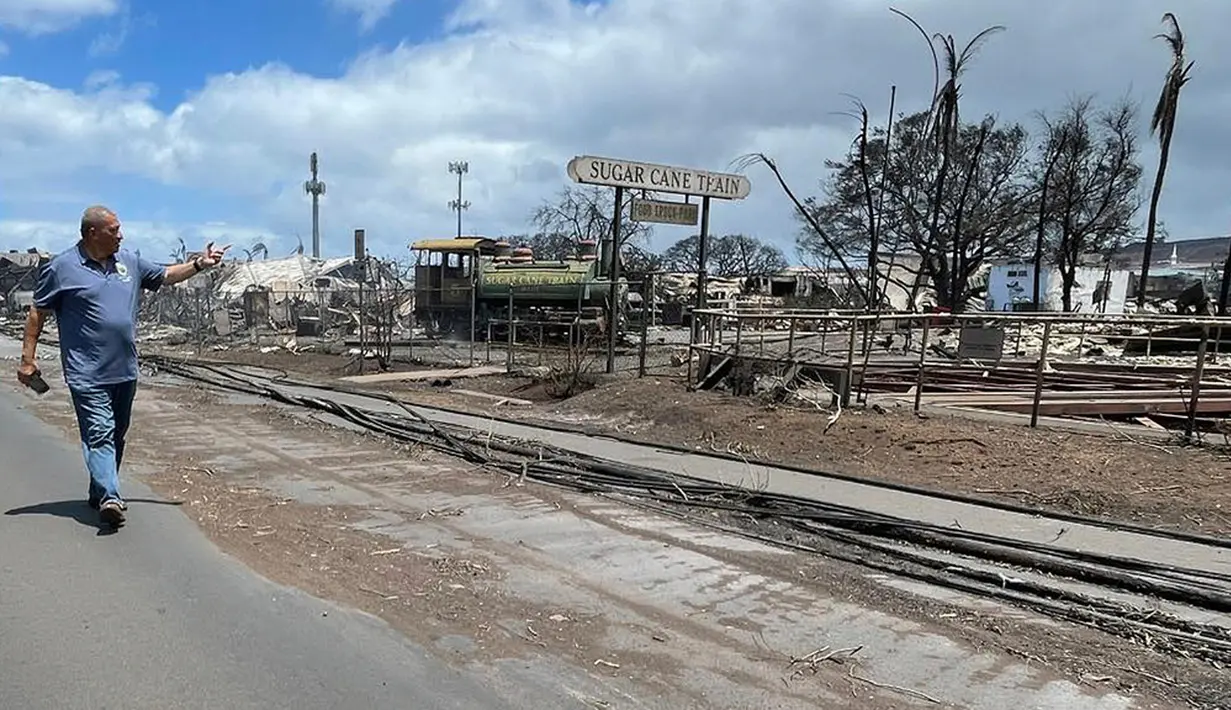 Menurut spesialis iklim dan komunitas di the Urban Institute Washington, Andrew Rumbach, evakuasi di Lahaina terbilang rumit karena lokasi pantainya di sebelah perbukitan. Hal ini membuat jalur evakuasi menjadi terbatas. (County of Maui via AP)