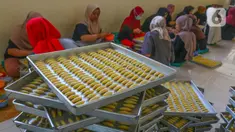 Pekerja menyelesaikan pembuatan kue kering lebaran di industri rumahan Risa Resa Cookies, Ciganjur, Jakarta, Senin (18/03/2023). (merdeka.com/Arie Basuki)