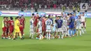 Dia kemudian berhasil diamankan oleh petugas. (Bola.com/Muhammad Iqbal Ichsan)