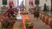Presiden Jokowi bertemu pengurus JBMI dan Panitia Silatnas 2017 di Istana Merdeka, Rabu (15/3/2017). (Liputan6.com/Ahmad Romadoni)