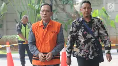 Hakim Pengadilan Negeri Balikpapan nonaktif Kayat berjalan akan menjalani pemeriksaan oleh penyidik di Gedung KPK, Jakarta, Kamis (01/08/2019). Kayat diperiksa sebagai tersangka terkait suap memengaruhi vonis bebas sudarman yang menjadi terdakwa dalam kasus pemalsuan surat.merdeka.com/dwi narwoko