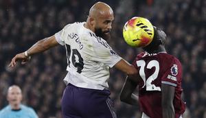 Gelandang Manchester United, Bryan Mbeumo (kiri), berebut bola dengan bek West Ham United, El Hadji Malick Diouf (kanan), dalam pertandingan Liga Primer Inggris antara West Ham United dan Manchester United di Stadion London, London timur, pada 10 Februari 2026. (AFP/Ian Kington)