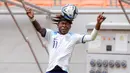 <p>Pemain Timnas Inggris U-17, Joel Ndala, mengontrol bola saat pertandingan babak 16 besar Piala Dunia U-17 2023 melawan Timnas Uzbekistan U-17&nbsp;yang berlangsung di Jakarta International Stadium, Jakarta, Rabu (22/11/2023). (Bola.com/Bagaskara Lazuardi)</p>