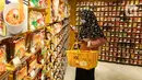 <p>Pengunjung memilih mi instan di salah satu store KKV, Central Park Mall, Jakarta, Jumat (8/1/2020). Store yang sengaja didesain instagrammable ini menawarkan ratusan merek mi instan dari dalam maupun luar negeri, seperti Singapura, Thailand, Korea Selatan, dan Jepang. (Liputan6.com/Johan Tallo)</p>