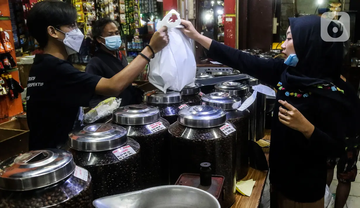 Pekerja melayani pembeli biji kopi di salah satu gerai kopi di kawasan Jakarta, Rabu (24/3/2021). Tahun ini pemerintah menargetkan produksi kopi nasional sebesar 834.750 ton, naik dari tahun lalu sebanyak 769,7 ribu ton. (Liputan6.com/Johan Tallo)