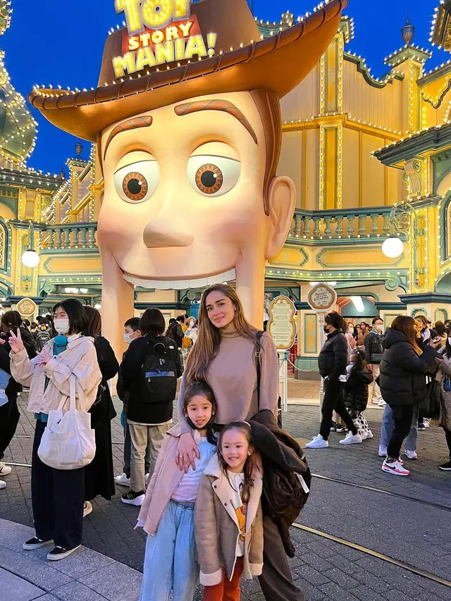 Yasmine Wildblood pelesir ke berbagai theme park di Jepang (Foto: IG yaswildblood)