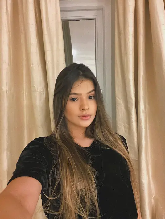 Foto selfie Raiane Lima dengan outfit kaos hitam polos, Raiane Lima tetap terlihat cantik dengan rambutnya yang digerai.(Instagram/raianelima8)