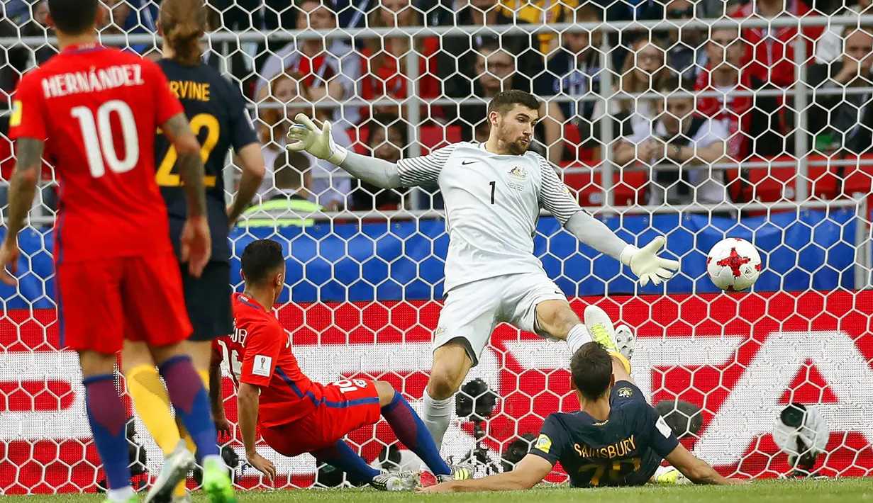 Striker Cile, Martin Rodriguez, mencetak gol ke gawang Australia pada laga Grup B Piala Konfederasi 2017 di Arena Otkrytiye, Moskow, Minggu (25/6/2017). Cile bermain imbang 1-1 dengan Australia. (EPA/Sergei Ilnitsky)