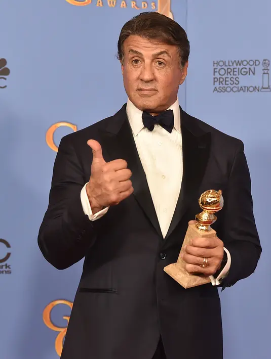 Meraih penghargaan di usia 69 tahun tentu sesuatu yang luar biasa. Pria yang akrab disapa Sly ini mampu mengungguli para pesaingnya yang jauh lebih muda, yaitu Paul Dano, Idris Elba, Mark Rylance dan Michale Shannon. (AFP/Bintang.com)