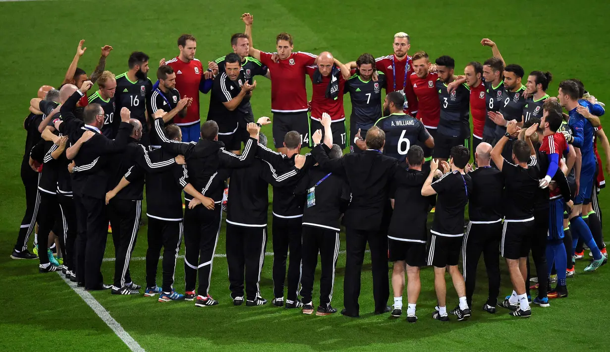 Kebersamaan pemain Wales usai kalah dari Portugal 0-2 pada semi-final Piala Eropa 2016 di Stadion Parc Olympique Lyonnais, DÈcines-Charpieu, Prancis, Kamis (7/7/2016) dini hari WIB. (AFP/Romain Lafabregue)