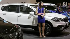 SPG atau model bersanding di samping mobil Suzuki pada pembukaan GAIKINDO Indonesia International Auto Show (GIIAS) 2018 di ICE BSD, Tangsel, Kamis (2/8). Kehadiran mereka menghiasi perhelatan otomotif GIIAS 2018. (Liputan6.com/Fery Pradolo)