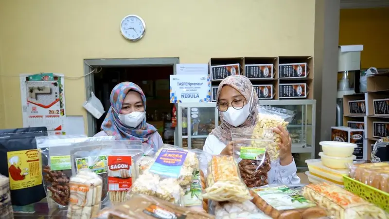 Bupati Banyuwangi Ipuk Fiestiandani Borong jajalan produk UMKM untuk  uke lebaran (Istimewa)