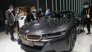 Sebuah mobil BMW i8 menarik pengunjung di area pameran Automobile selama gelaran Pameran Impor Internasional China (China International Import Expo/CIIE) ketiga di Shanghai, China timur, pada 6 November 2020. CIIE tahun ini akan berlangsung 5-10 Novemver. (Xinhua/Ding Ting)