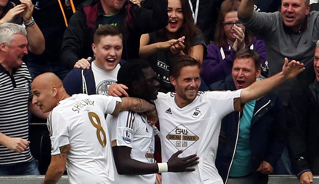 Bafetimbi Gomis merayakan gol yang dicetaknya ke gawang MU di Stadion Liberty, Swansea, Wales, Inggris Raya. Minggu (30/8/2015). (EPA/Geoff Caddick) 