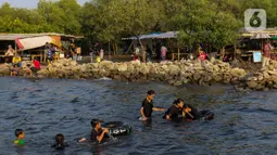 Pantai Marunda menjadi destinasi wisata alternatif di Jakarta untuk memanfaatkan waktu libur bersama keluarga. (Liputan6.com/Herman Zakharia)