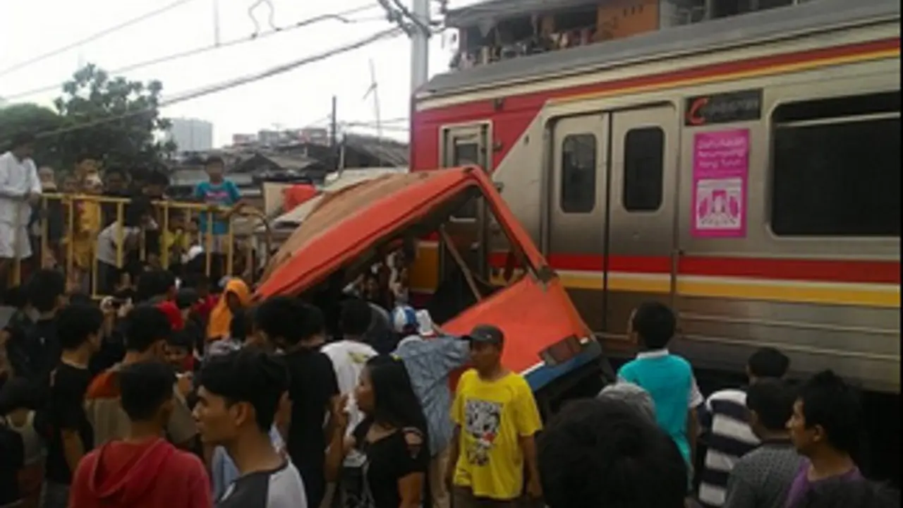 20151206-Kecelakaan Kereta-Metromini-Angke Tambora-Jakarta Barat