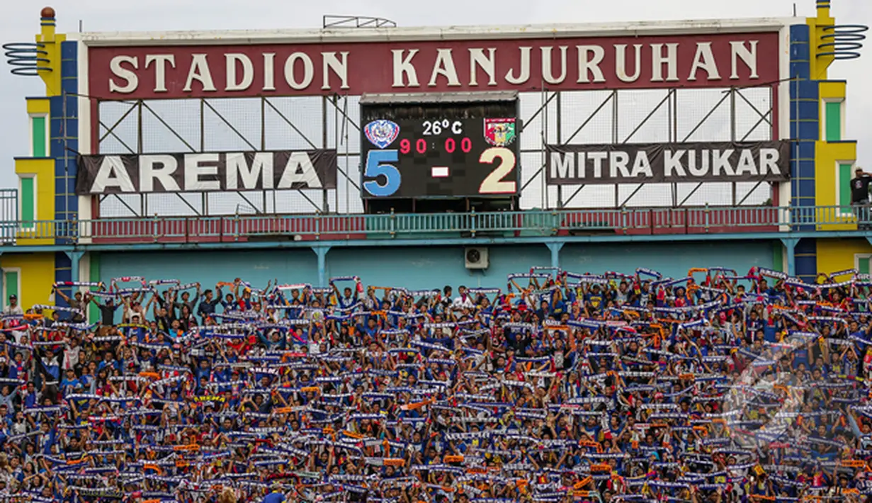 Arema Cronus menghajar Mitra Kukar 5-2 pada laga perdana SCM Cup di Stadion Kanjuruhan, Malang, Minggu (18/1/2015). (Liputan6.com/Faizal Fanani)