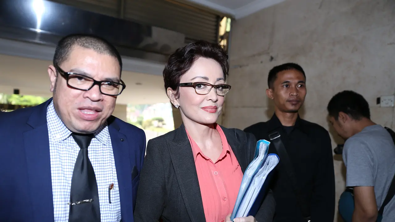 Minati Atmanegara dan kuasa hukumnya, Razman Arif Nasution