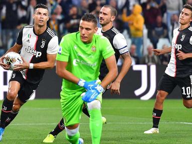 Striker Juventus, Cristiano Ronaldo, melakukan selebrasi usai membobol gawang Verona pada laga Serie A di Stadion Juventus, Sabtu (21/9/2019). Juventus menang 2-1 atas Verona. (AP/Alessandro Di Marco)