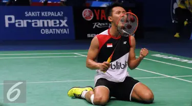 Tunggal putera Indonesia, Ihsan Maulana Mustofa melakukan selebrasi usai menumbangkan pebulutangkis Inggris, Rajiv Ouseph di perempat final BCA Indonesia Open 2016, Jakarta, (3/6/2016). Ihsan unggul 17-21. 21-12, 21-12. (Liputan6.com/Helmi Fithriansyah)