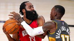 Pebasket Houston Rockets, James Harden, berebut bola dengan pebasket Oklahoma City Thunder, Dennis Schroder, pada laga NBA, Selasa (1/9/2020). Oklahoma City Thunder menang 104-100 atas Houston Rockets. (AP Photo/Mark J. Terrill)