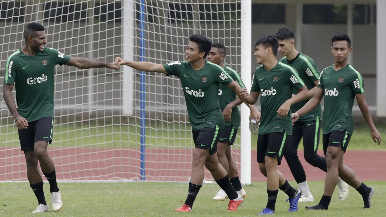 Pemain Timnas Indonesia U-22, Marinus Wanewar, melakukan tos dengan Nur Hidayat. (Bola.com/Yoppy Renato)
