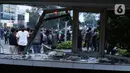 Kondisi Pos Polisi yang dirusak massa di kawasan Gondangdia, Jakarta, Kamis (8/10/2020). Aksi anarkis massa dilakukan saat berunjuk rasa menentang disahkan Omnibus Law UU Cipta Kerja. (Liputan6.com/Helmi Fithriansyah)