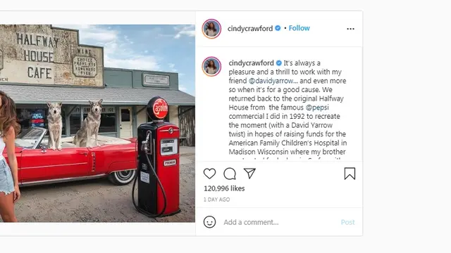 Cindy Crawford Ulangi Pose Jadul untuk Galang Dana bagi Penderita Kanker