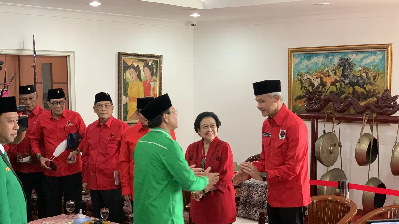 Ketua Umum PDIP Megawati Soekarnoputri bersama Bakal Capres PDIP Ganjar Pranowo menyambut kedatangan Plt Ketua Umum PPP, Mardiono dan jajaran DPP di Kantor DPP PDIP, Menteng, Jakarta Pusat, Minggu (30/4/2023).