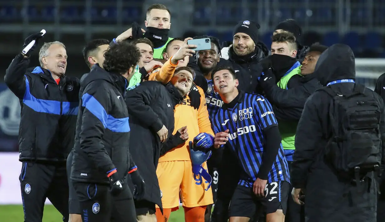 Para pemain Atalanta merayakan kemenangan atas Lazio pada laga Coppa Italia di Stadion Gewiss, Rabu (27/1/2021). Atalanta menang dengan skor 3-2. (Stefano Nicoli/LaPresse via AP)