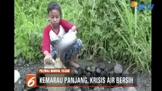 Warga juga berupaya membuat sumur buatan di bibir sungai untuk mendapatkan air.