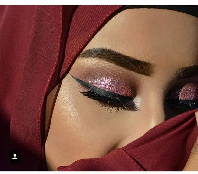 Kulit warna coklat atau sawo matang cocok memakai hijab warna maroon. (sumber foto: Masel Ktr/Pinterest)