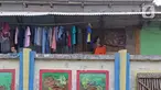Warga menjemur pakaian di kawasan Kampung Tembok, Muara Angke, Jakarta Utara, Rabu (4/3/2020). Menurut keterangan warga, Kampung Tembok berdiri saat beberapa pendatang mendirikan pemukiman di atas rawa yang berbatasan langsung dengan budidaya mangrove. (Liputan6.com/Herman Zakharia)