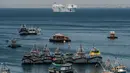 Pemandangan kapal rumah sakit Angkatan Laut AS USNS Comfort (belakang) yang berlabuh di pelabuhan Paita, wilayah Piura, Peru, 5 November 2018. Lebih dari 5.000 orang, termasuk imigran Venezuela dirawat oleh personel AS. (ERNESTO BENAVIDES / AFP)