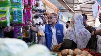 Menteri Perdagangan (Mendag) Zulkifli Hasan melakukan kunjungan memantau harga kebutuhan pokok (bapok) di Pasar tradisional Pa'baeng-baeng, Makassar, Sulawesi Selatan atau Sulsel, Minggu, (6/11/2022).