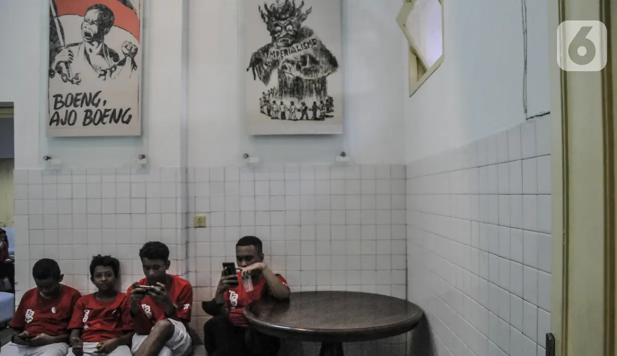 Pengunjung melihat koleksi saat berwisata sejarah di Museum Perumusan Naskah Proklamasi, Menteng, Jakarta Pusat, Selasa (16/8/2022). Menjelang perayaan HUT Kemerdekaan RI, rumah bersejarah yang menjadi saksi bisu terciptanya naskah Proklamasi itu ramai dikunjungi, baik anak-anak maupun orang dewasa untuk lebih dekat tentang perjalanan lahirnya Indonesia. (merdeka.com/qbal S Nugroho)
