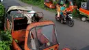 Sejumlah bangkai bajaj oranye tergeletak di kawasan Roxy, Jakarta Barat, Selasa (27/2). Bajaj mulai diimpor dan masuk ke Jakarta dan berjaya pada tahun 1975. (Liputan6.com/JohanTallo)