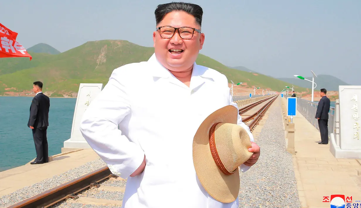 Foto tak bertanggal yang dirilis pada 25 Mei 2018 memperlihatkan pemimpin Korea Utara, Kim Jong-un meninjau jalur kereta api Koam-Tapchon yang baru selesai di Gangwon-do. Jurnalis independen tidak diberikan akses untuk meliput kegiatan itu. (KCNA/via AP)