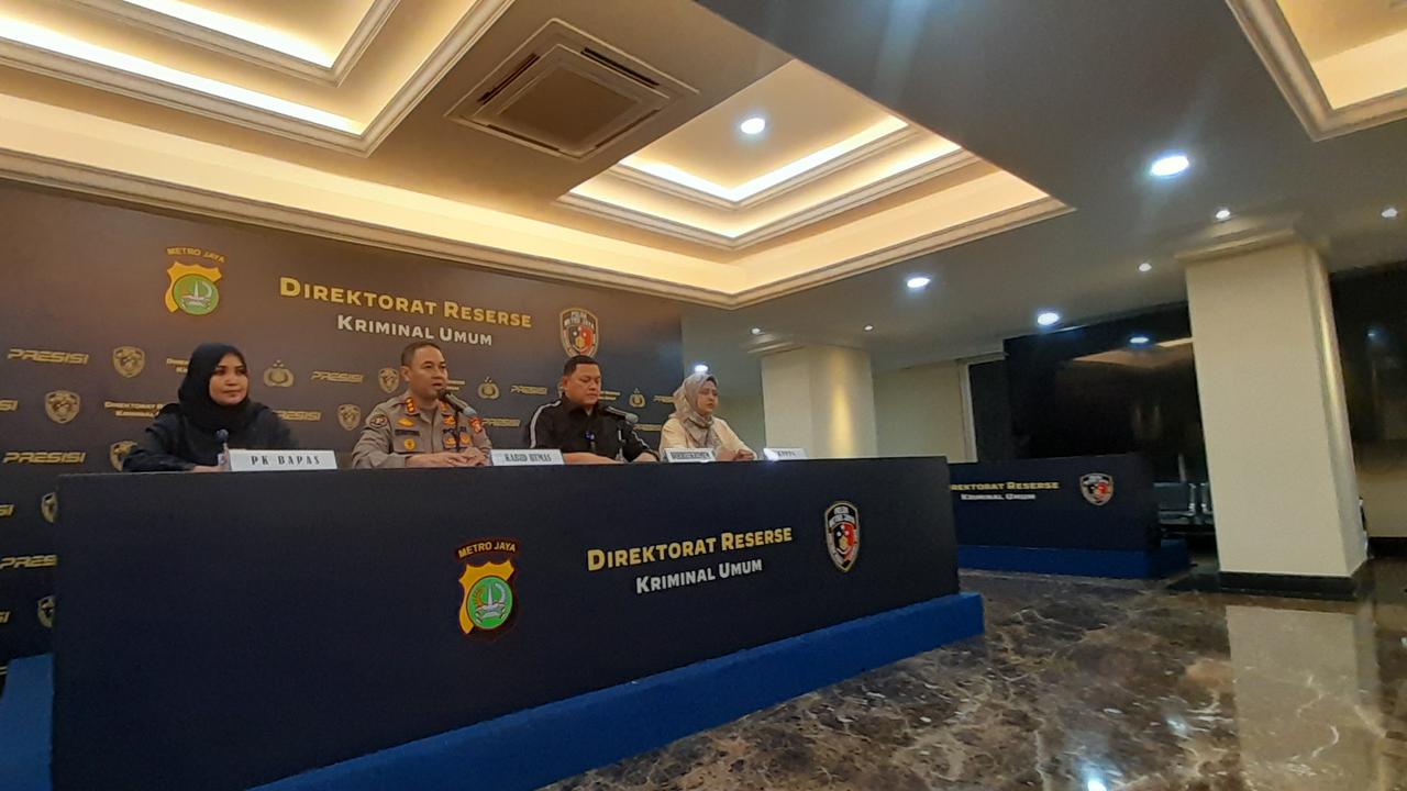 Penyidik Polda Metro Jaya memutuskan menahan Kekasih Mario Dandy Satriyo (20), AG, usai menjalani pemeriksaan selama kurang lebih 6 jam di Polda Metro Jaya, Rabu (8/3/2023) (Liputan6.com/Ady Anugrahadi)