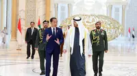 Presiden Jokowi melakukan pertemuan bilateral dengan Presiden UEA Mohamed bin Zayed Al Nahyan (MBZ) di Qasr Al Watan, Abu Dhabi, Rabu (17/7/2024). Dalam pertemuan tersebut, Jokowi menyampaikan terima kasih kepada MBZ telah menerima kunjungan Prabowo dan Gibran. (Foto: Muchlis Jr - Biro Pers Sekretariat Presiden)