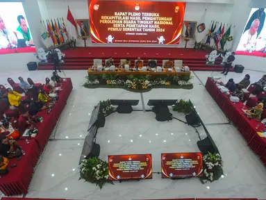 Suasana rapat pleno rekapitulasi hasil perolehan suara dari pemungutan suara luar negeri tingkat nasional di gedung Komisi Pemilihan Umum (KPU) Republik Indonesia, Jakarta, Rabu (28/2/2024). (merdeka.com/Arie Basuki)