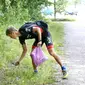 (Foto: Pepnewz) Berlari jogging sambil mengumpulkan sampah.