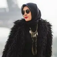 Jauh dari kesan kolot, begini gaya hijab aktris eksis ini begitu memukau. (Sumber foto: ratnagalih/instagram)