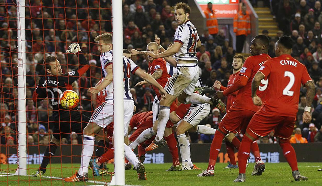 Proses terjadinya gol pemain West Bromwich, Jonas Olsson, ke gawang Liverpool pada laga Liga Premier Inggris di Stadion Anfield, Inggris, Minggu (13/12/2015). (Reuters/Carl Recine)