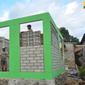 Warga Lombok dibantu tenaga pendamping dari Kementerian PUPR membangun kembali rumah yang rusak akibat gempa dengan teknologi rumah tahan gempa. (Dok Kementerian PUPR)